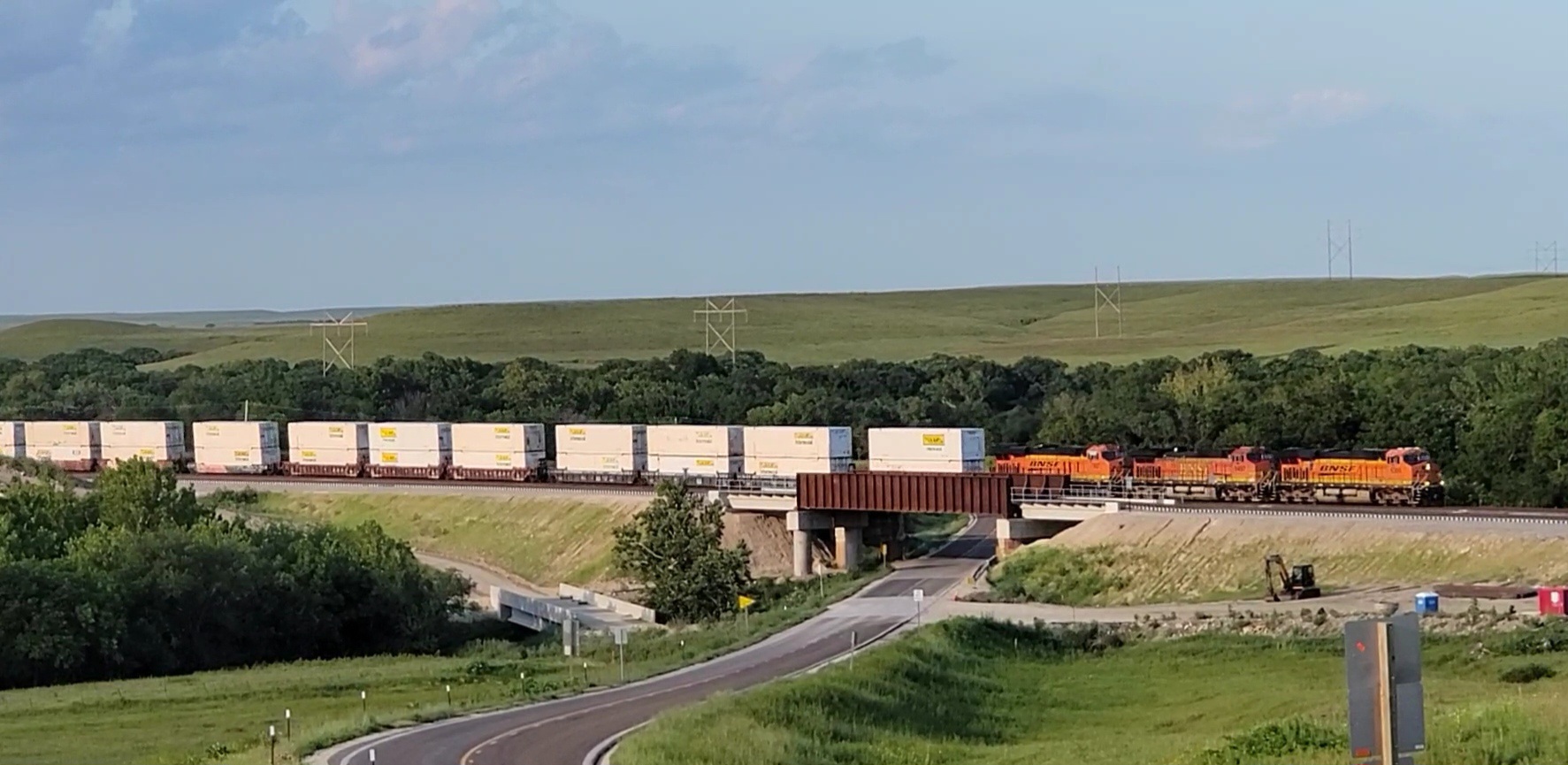 BNSF locomotives haul J.B. Hunt containers. Photo courtesy of Shawn Teichman.